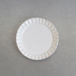 Assiette cannelée Kohiki Shima - Blanche
