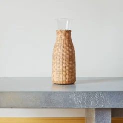 Carafe en verre et rotin