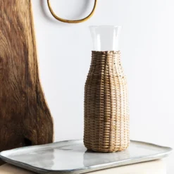Carafe en verre et rotin