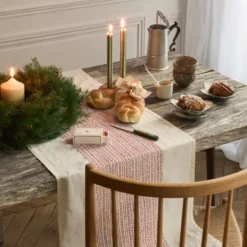 Chemin de table en lin lavé - Brodé Rouge Vermillon - Édition Noël