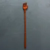 Gratte dos main