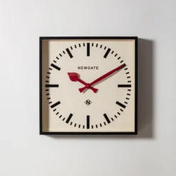 Horloge murale carrée Number 5 - Aiguilles rouge