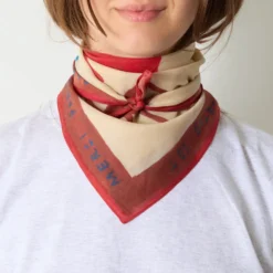 Merci - Bandana Ars Vivendi Virtus Est - Rouge, Bleu et Beige
