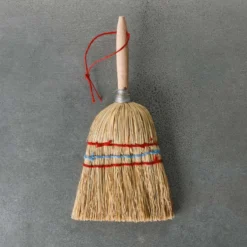 Mini balayette en paille