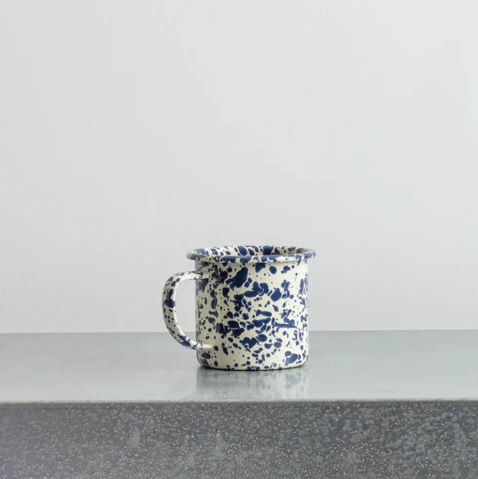 Mug en émail avec éclaboussures bleues