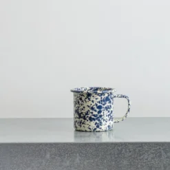 Mug en émail avec éclaboussures bleues