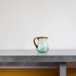 Pichet transparent avec ligne ambre