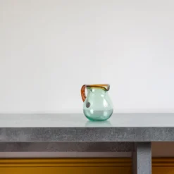 Pichet transparent avec ligne ambre
