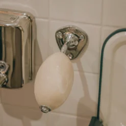 Porte-savon rotatif avec savon à l'amande