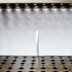 Serax - Couteau en métal martelé - Stonewash - La Nouvelle Table
