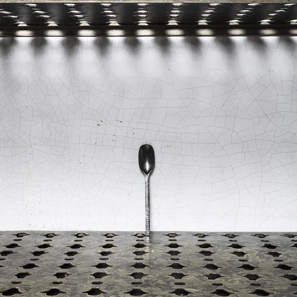Serax - Cuillère en métal martelé - Anthracite - La Nouvelle Table