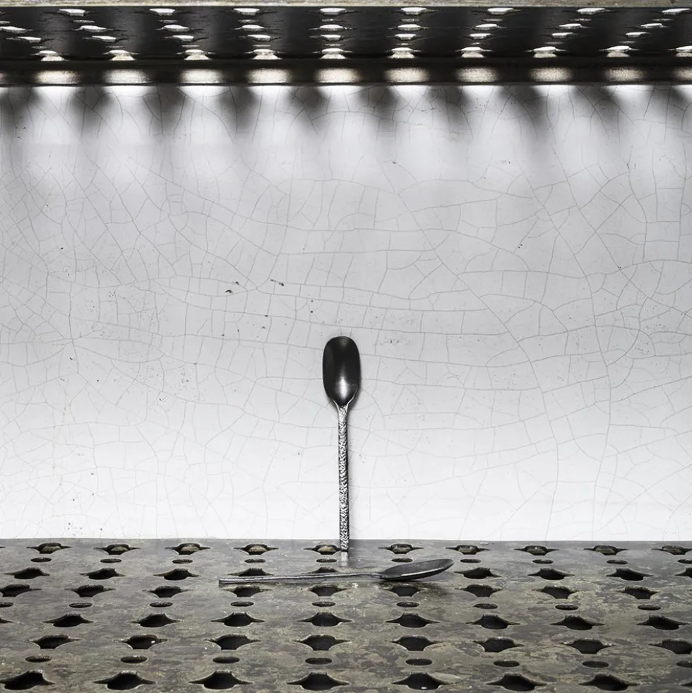 Serax - Cuillère en métal martelé - Anthracite - La Nouvelle Table