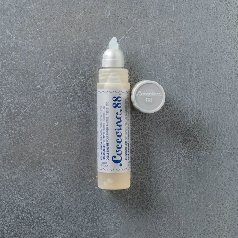 Tube de colle liquide