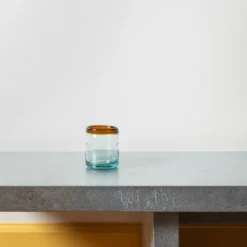 Verre transparent avec ligne ambre